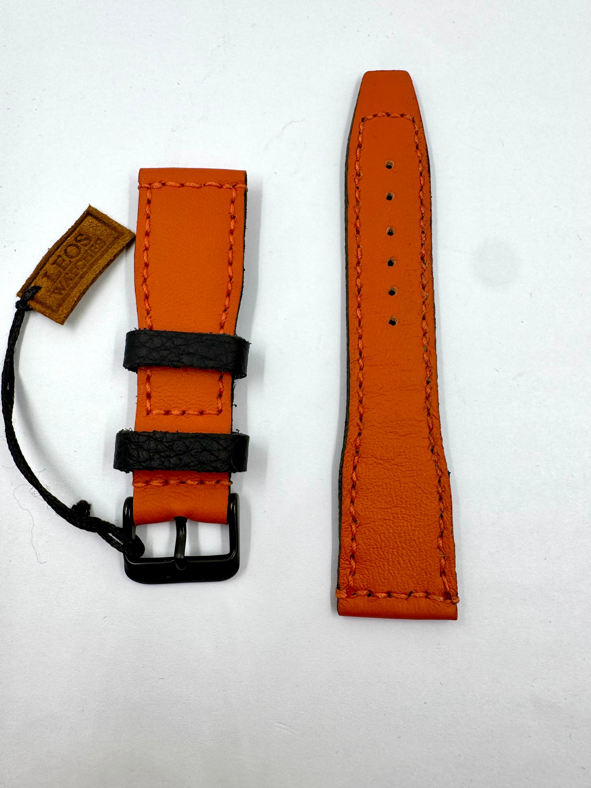 Vista frontale Cinturino Artigianale in Pelle Arancione con Dettagli Neri da 22mm