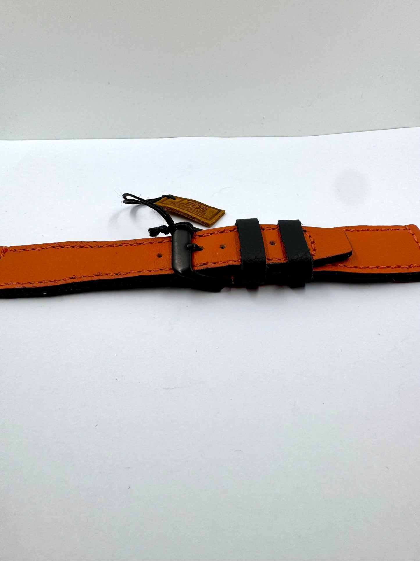 Vista laterale Cinturino Artigianale in Pelle Arancione con Dettagli Neri da 22mm