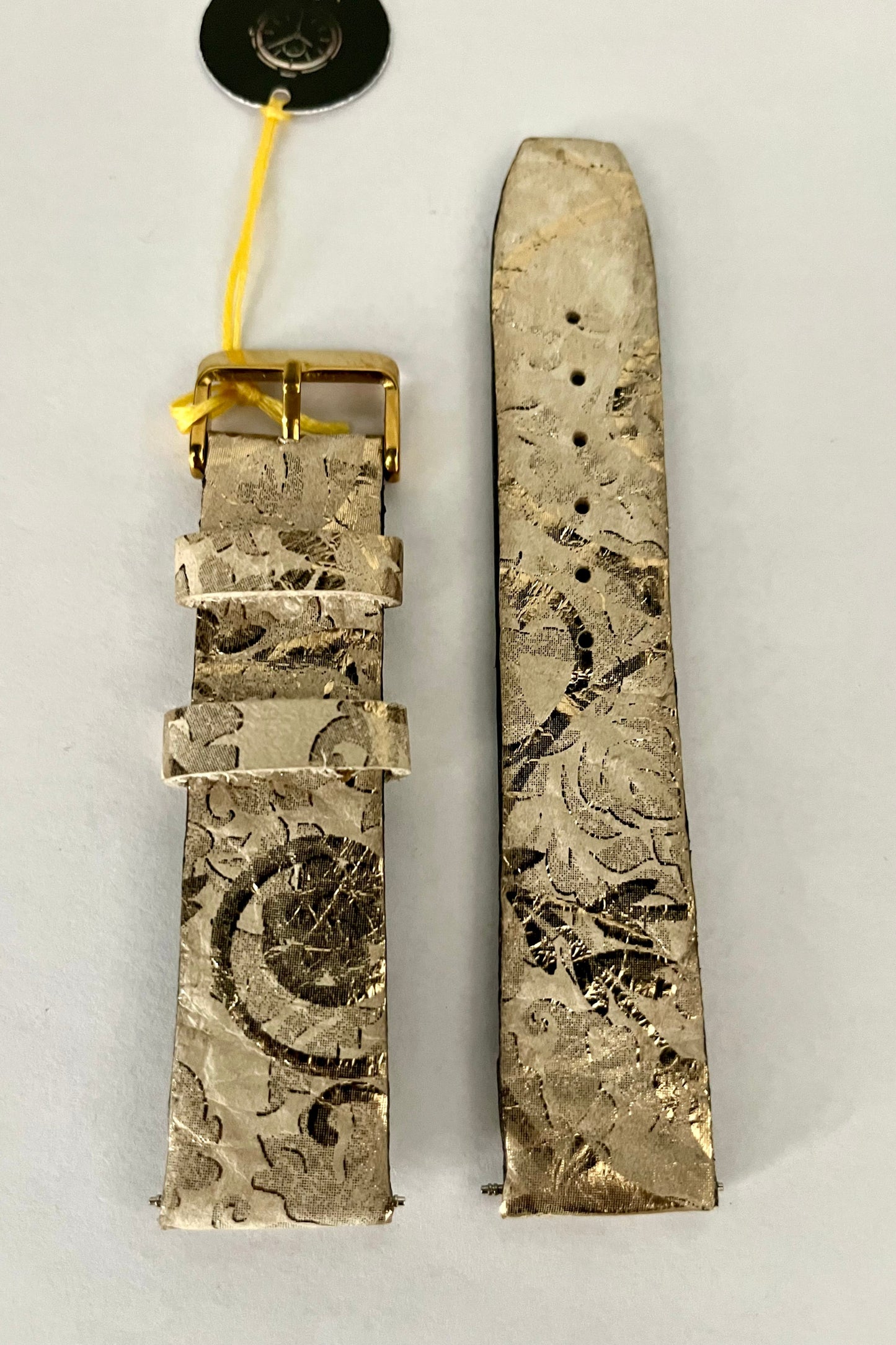 vista frontale Cinturino artigianale per Apple watch in pelle floreale beige e oro
