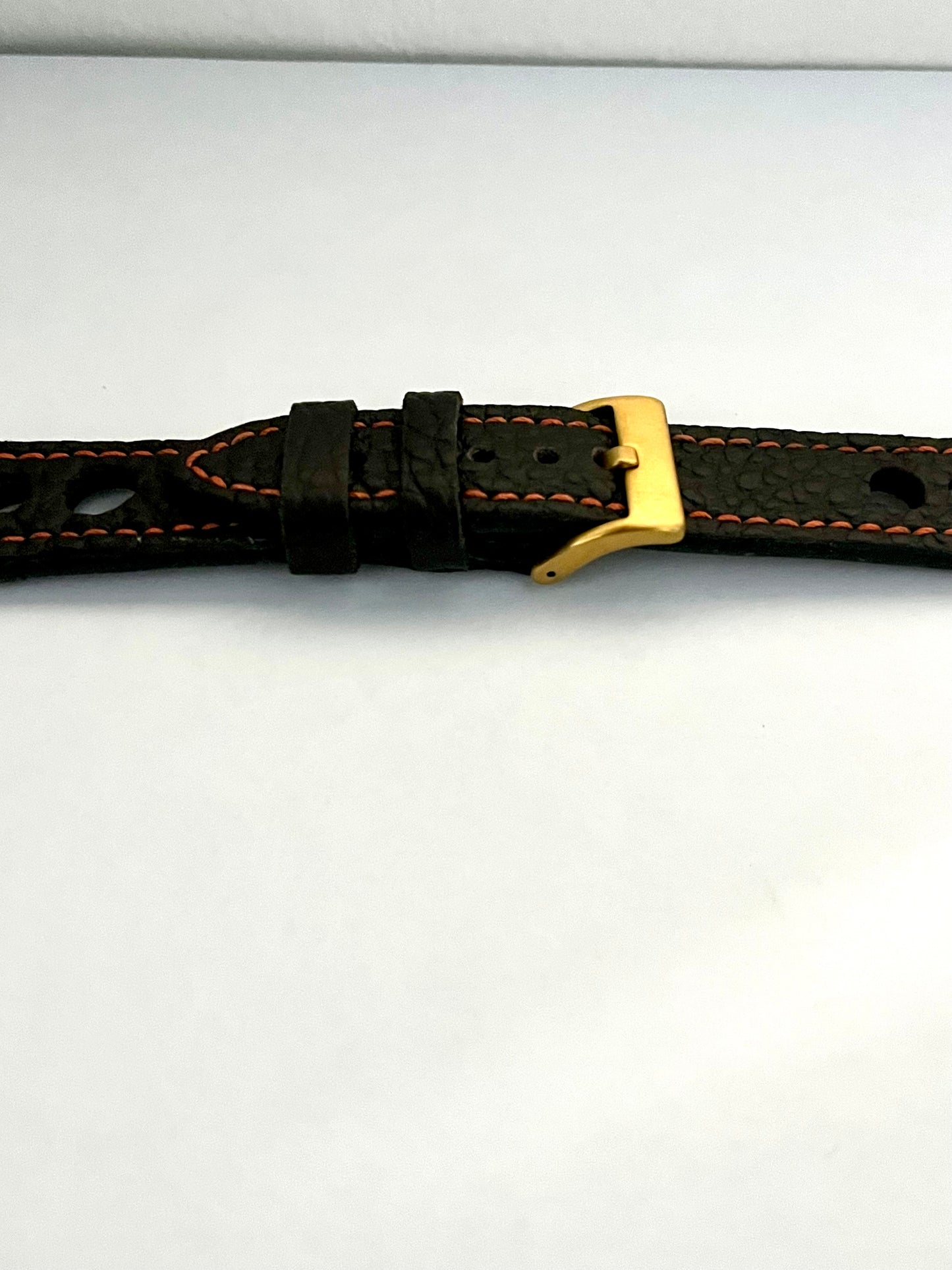 dettaglio chiusura e fibbia Cinturino RACING in Pelle Nera con Cuciture Arancio