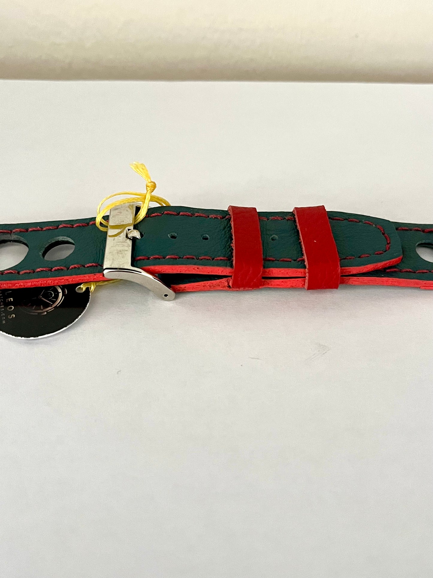 dettaglio chiusura Cinturino Artigianale RACING in pelle verde con dettagli rossi