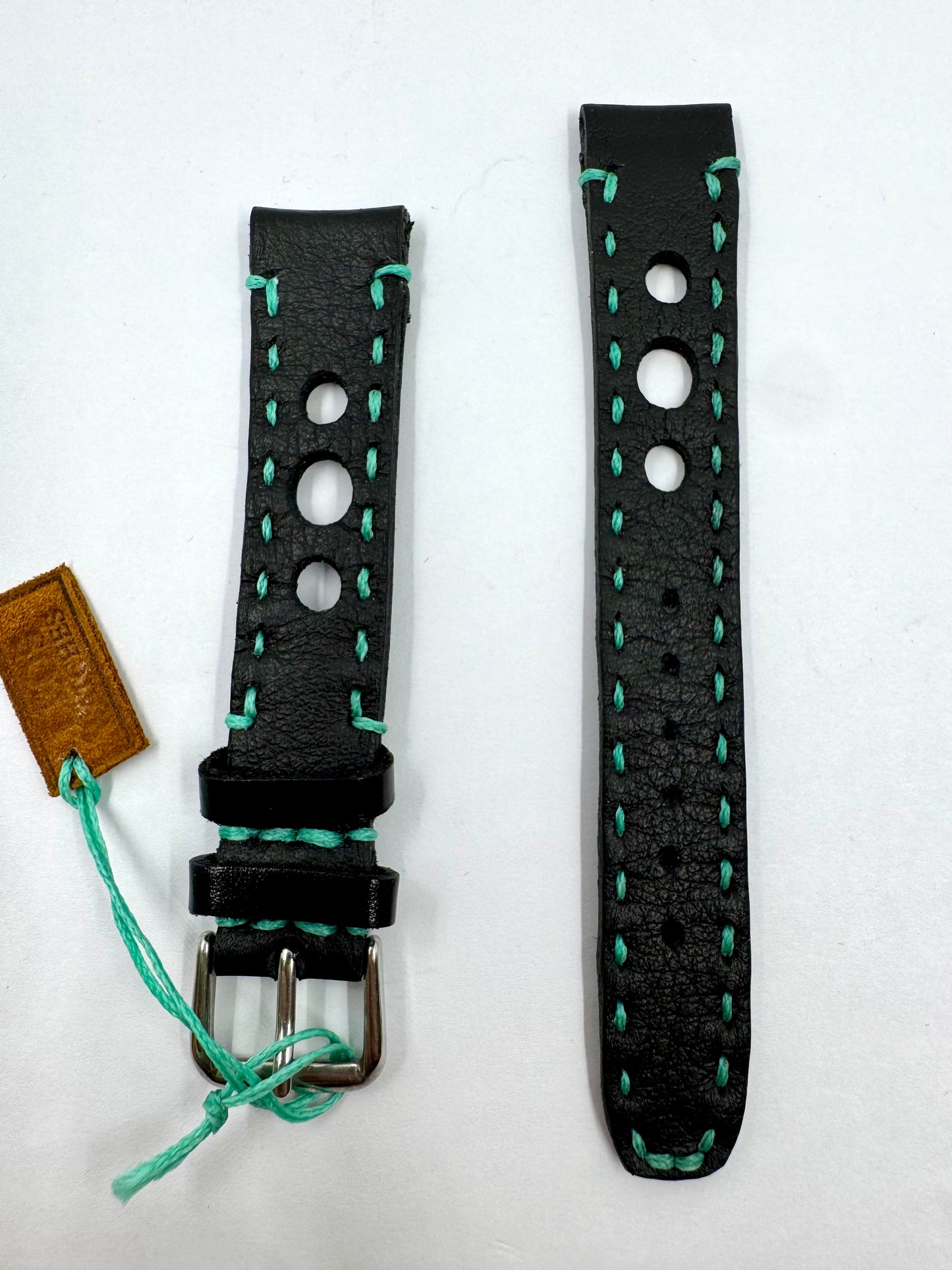 Vista frontale Cinturino Artigianale in Pelle Nera Racing e Cuciture Verdi da 18mm