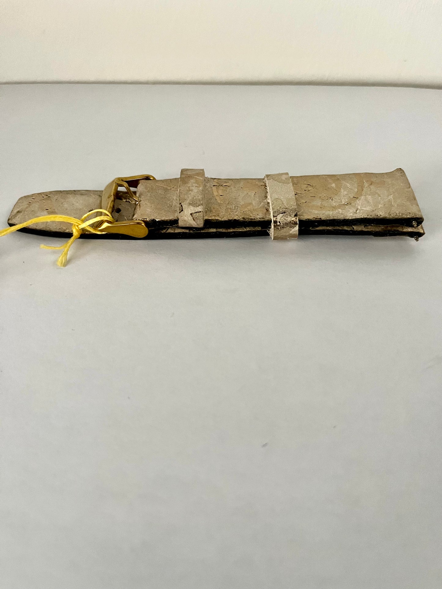 vista compatta Cinturino artigianale per Apple watch in pelle floreale beige e oro
