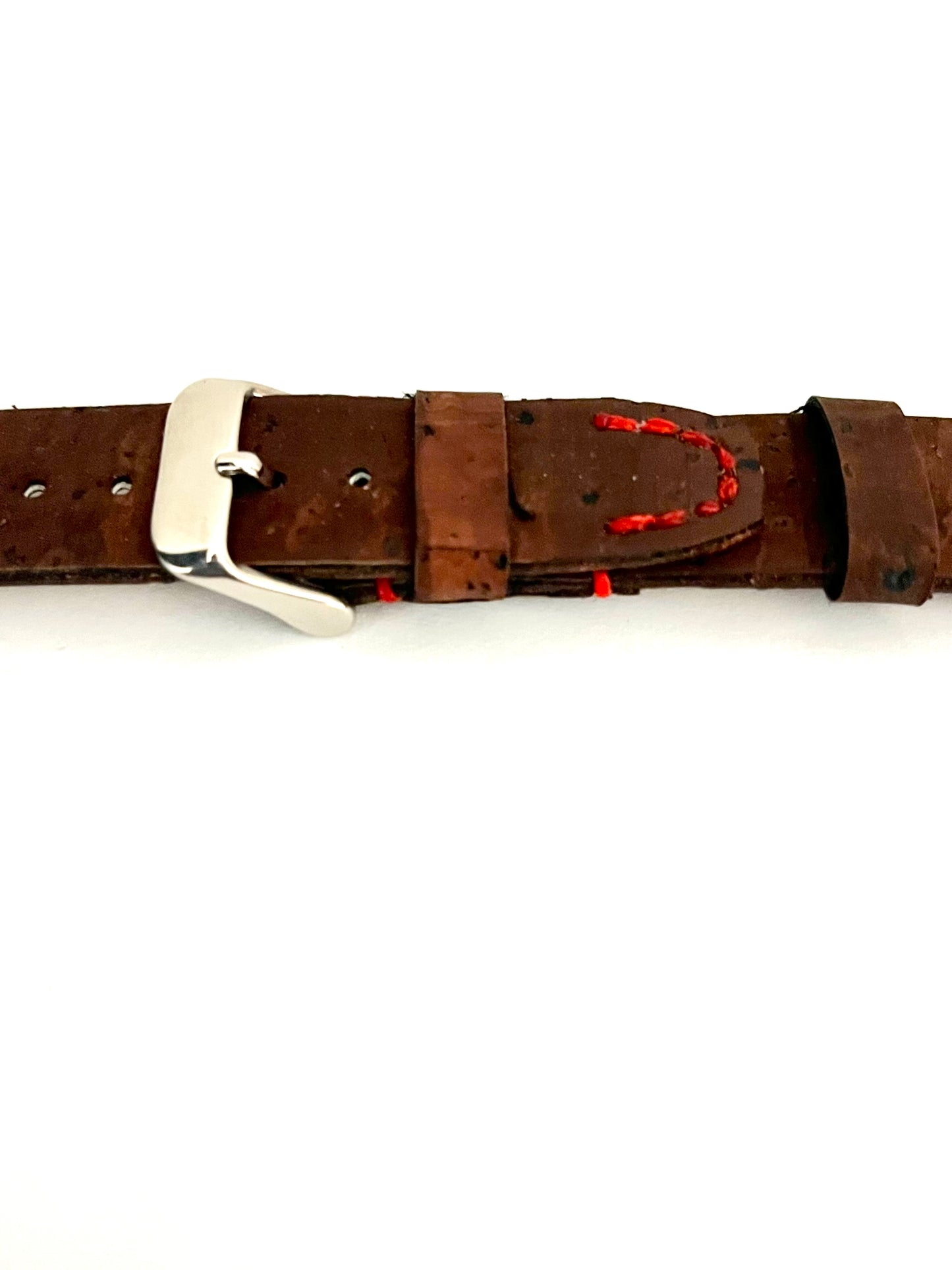 dettaglio chiusura fibbia Cinturino CASUAL in Sughero Marrone con Cuciture Rosse