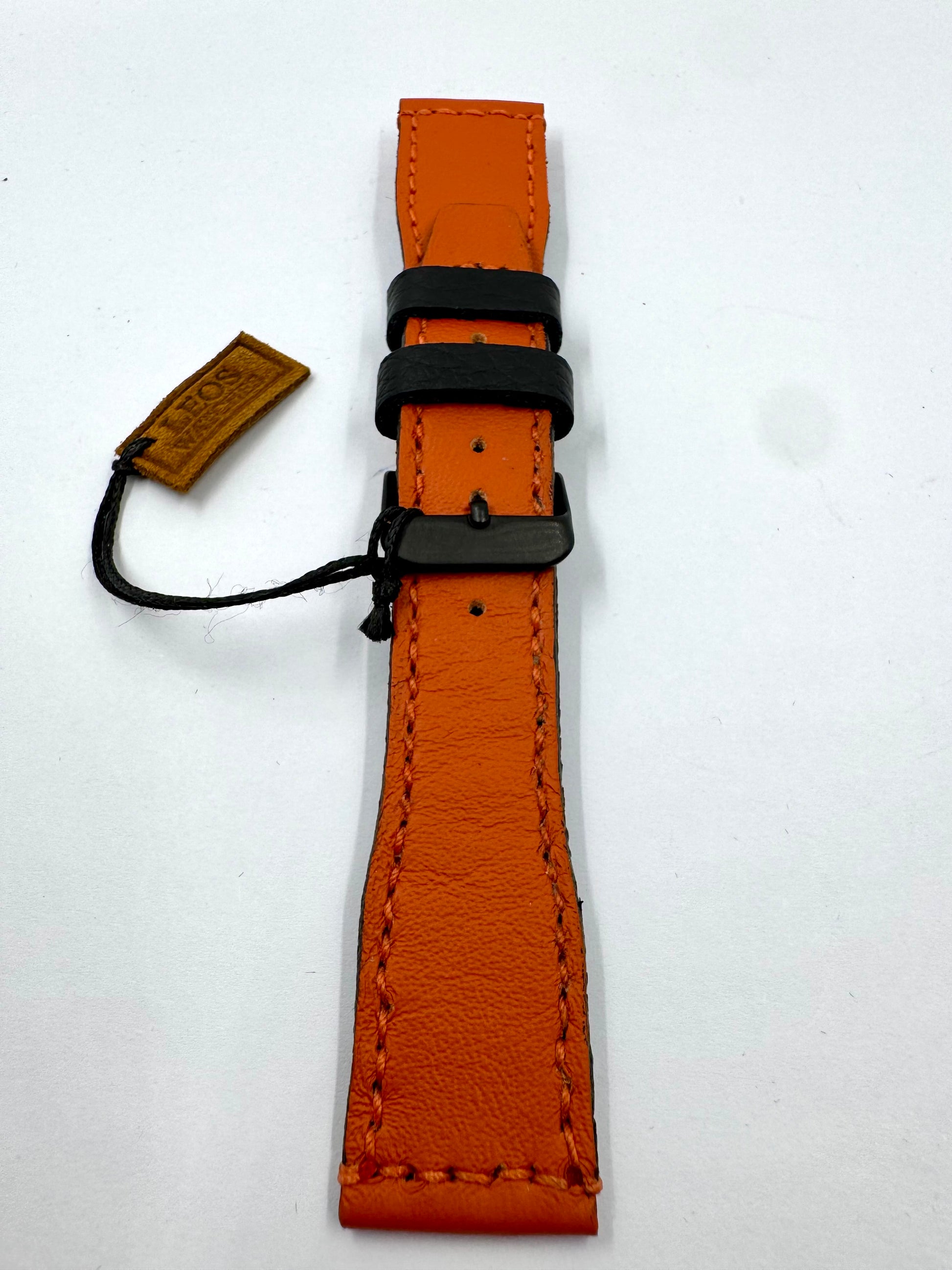 Vista Cinturino Artigianale in Pelle Arancione con Dettagli Neri da 22mm unito con fibbia chiusa
