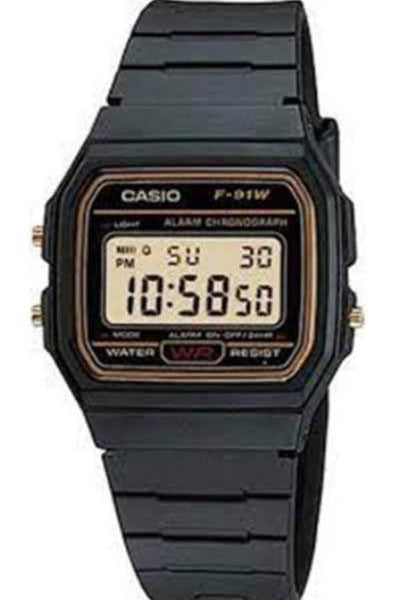 CASIO F-91W-9D — Vista frontale quadrante digitale nero con dettagli oro