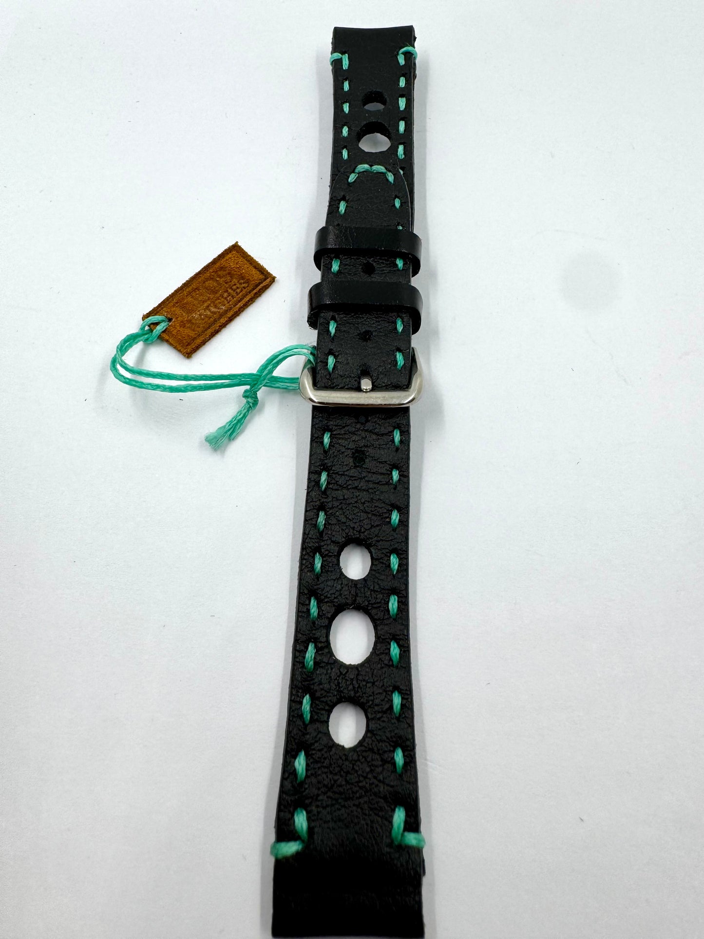 Vista per lungo con fibbia chiusa Cinturino Artigianale in Pelle Nera Racing e Cuciture Verdi da 18mm