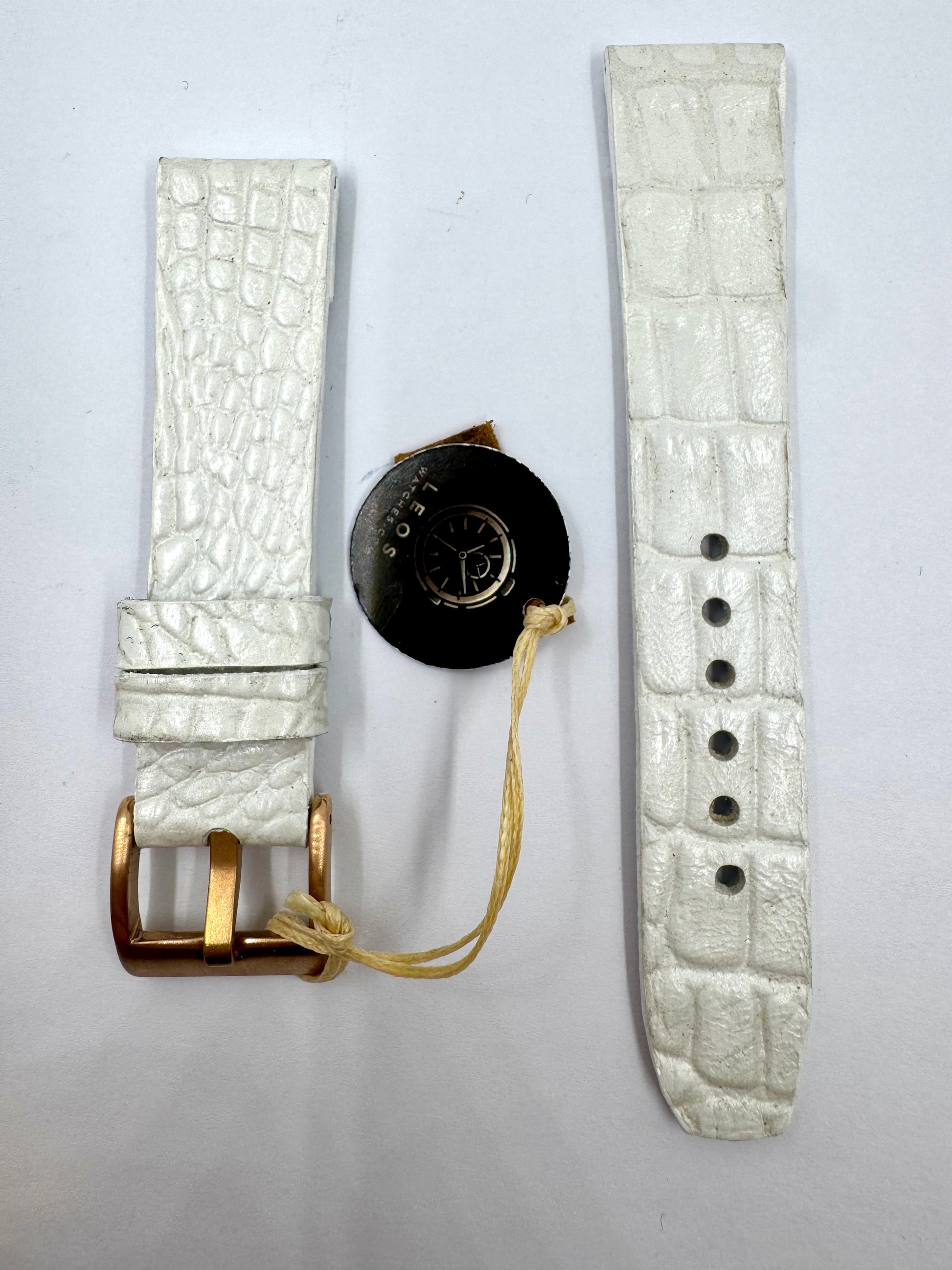 modello essential realizzato in pelle bianca