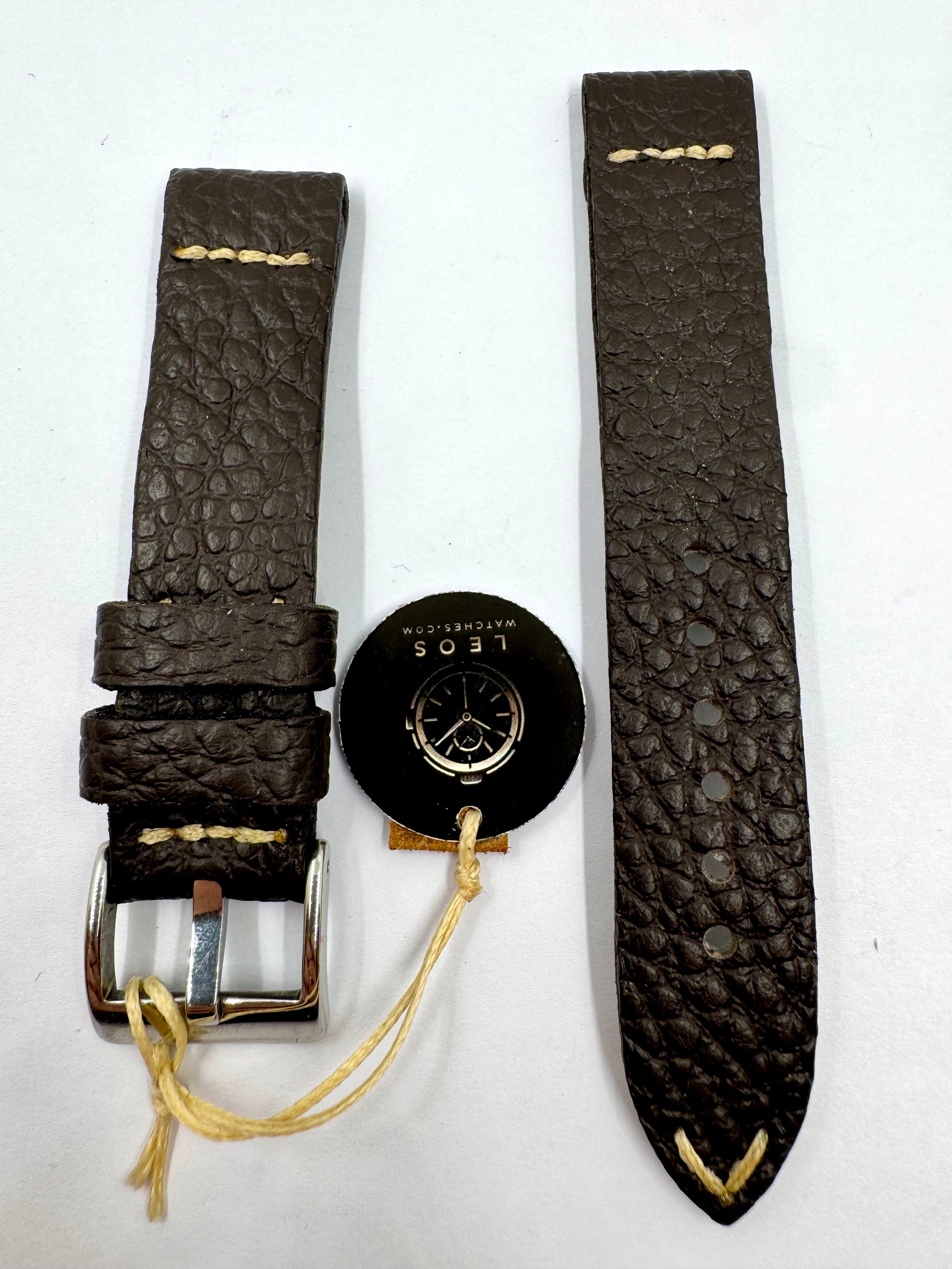 modello casual in pelle marrone