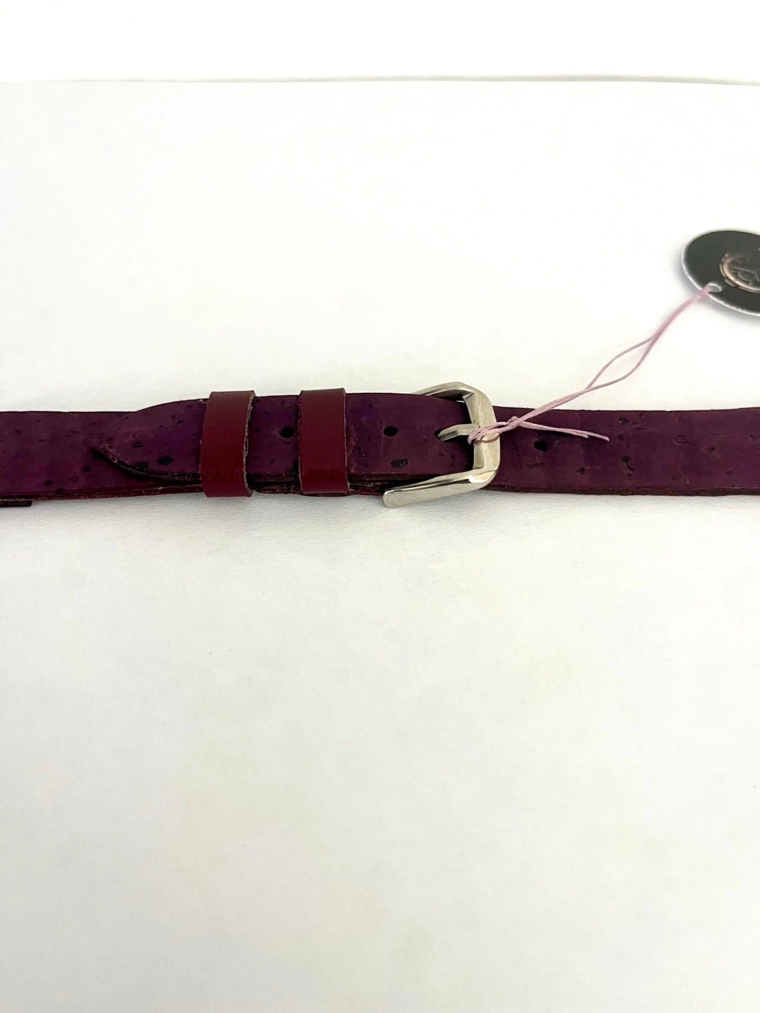 dettaglio fibbia Cinturino ESSENTIAL in Sughero Bordeaux – 16mm