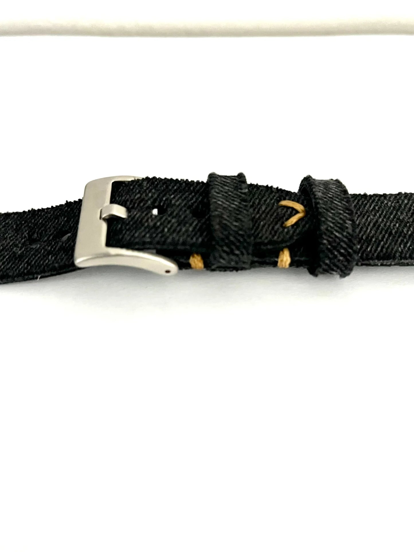 dettaglio chiusura fibbia Cinturino MINIMAL in Jeans Nero con Impunture Gialle