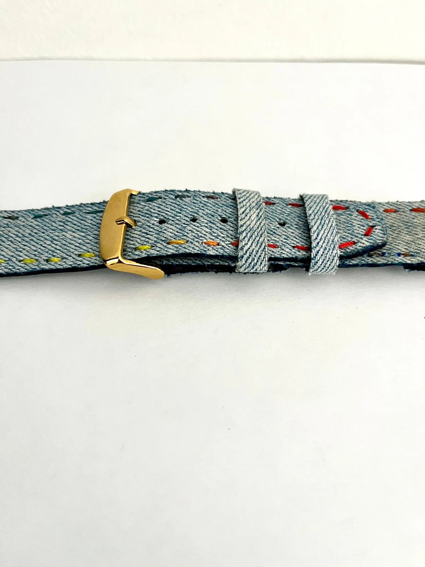 dettaglio chiusura e fibbia Cinturino SPORT in Jeans Chiaro Cuciture Arcobaleno – Edizione PRIDE