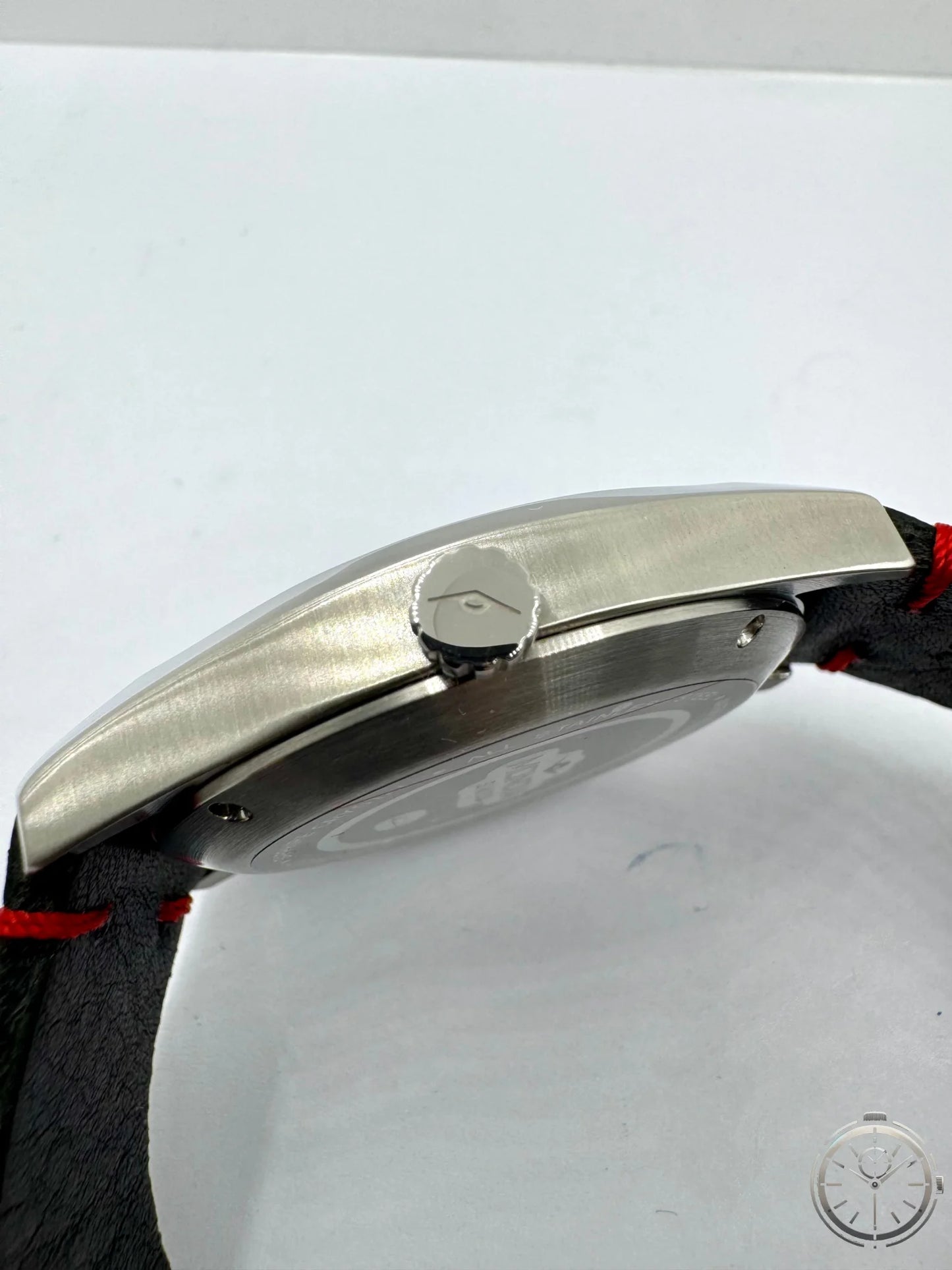 dettaglio corona logata orologio Mondia Swiss 0220 Automatic