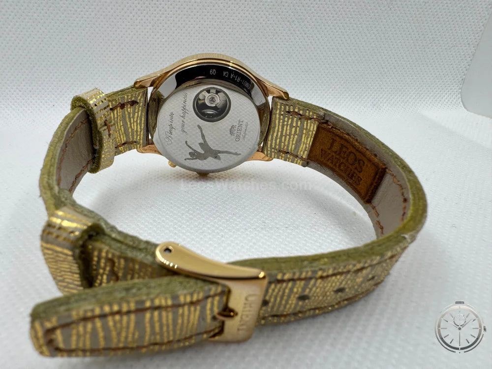 vista Orologio ORIENT Automatic Lady Ballerina FDM01002W da steso con dettaglio fondello
