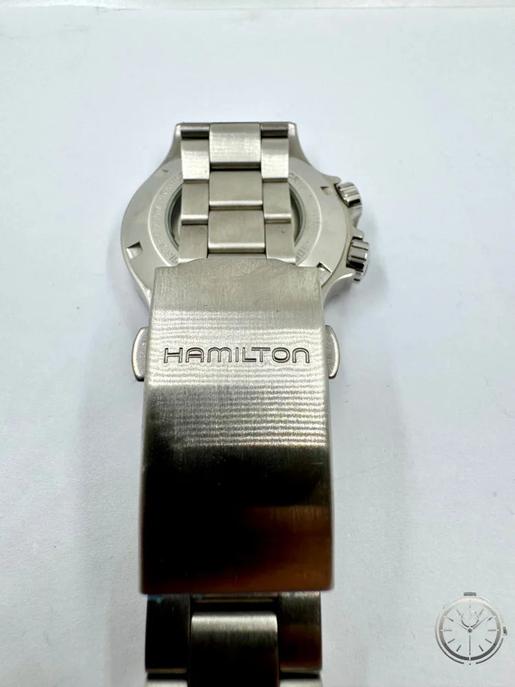 dettaglio logo su chiusura bracciale Orologio Hamilton Khaki Navy Automatic Ref. H775151