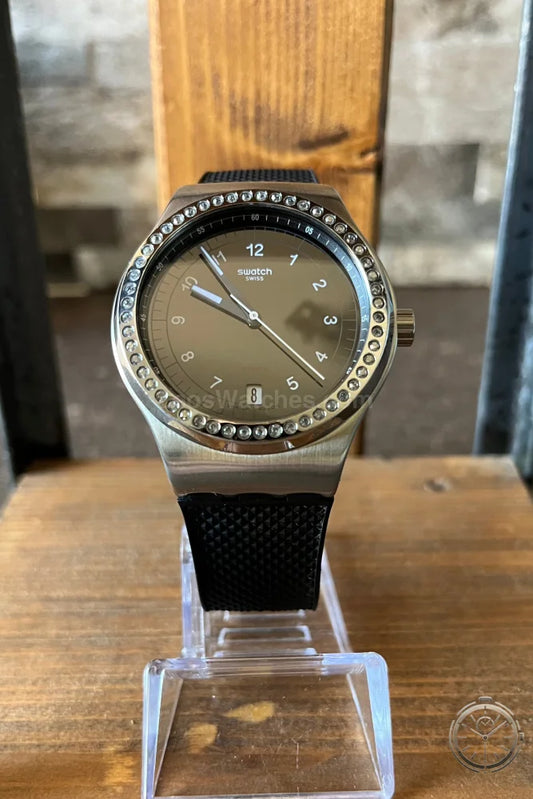 vista frontale Swatch Automatico System51 con Dettagli Brillanti