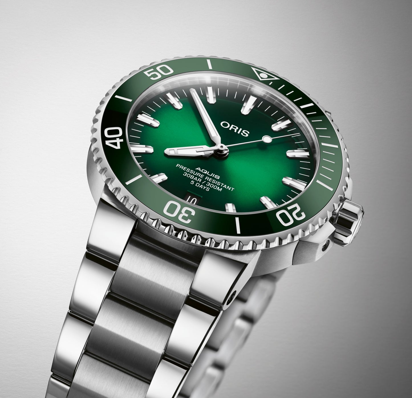 dettaglio cassa verde ORIS Aquis Date Calibre 400