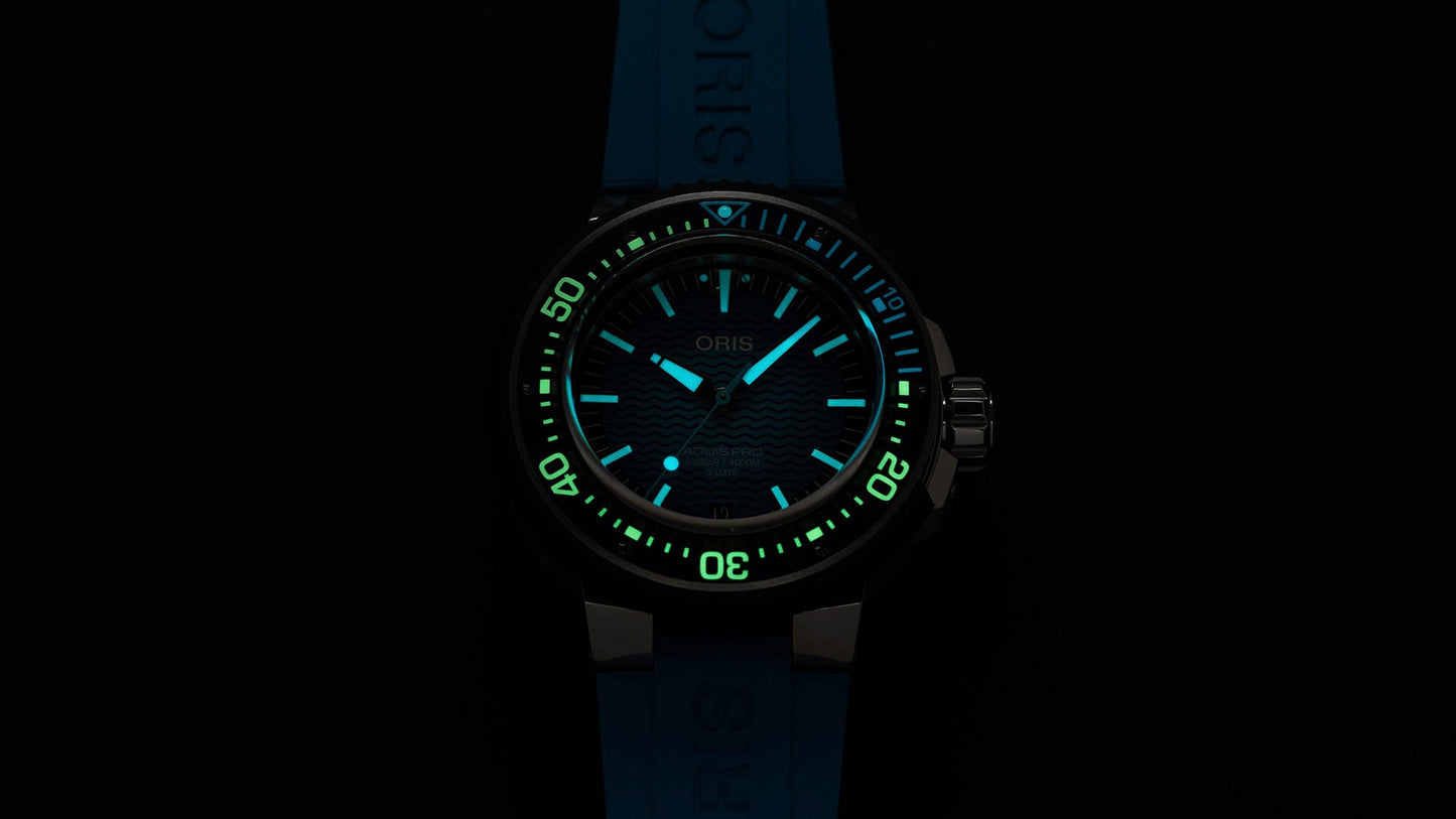 dettaglio quadrante illuminato al buio ORIS Aquis Pro 4000M