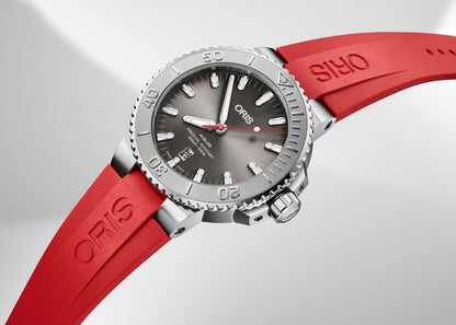 vista dial Oris Aquis Date Relief con cinturino rosso