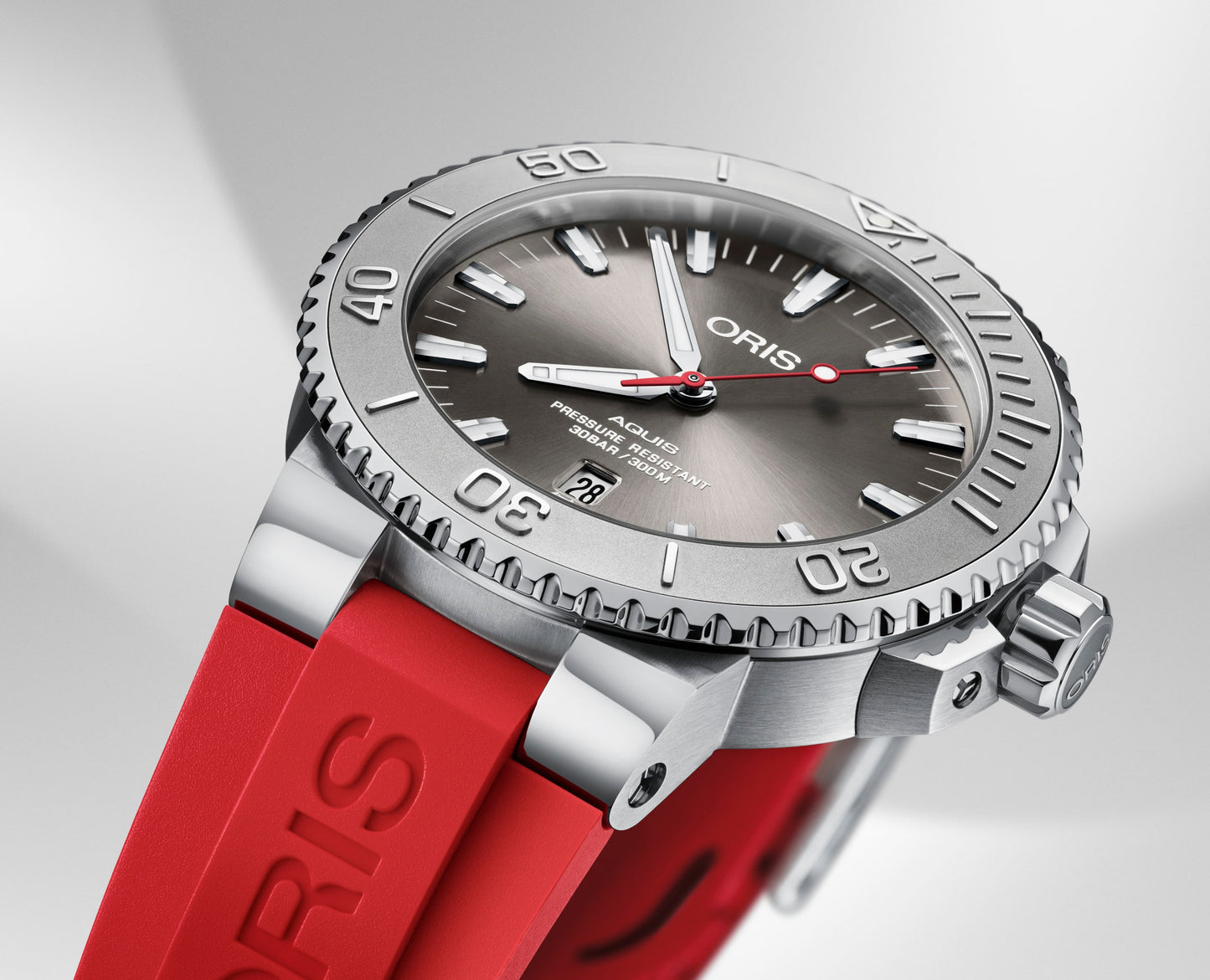 dettaglio cassa Oris Aquis Date Relief con cinturino in caucciù rosso