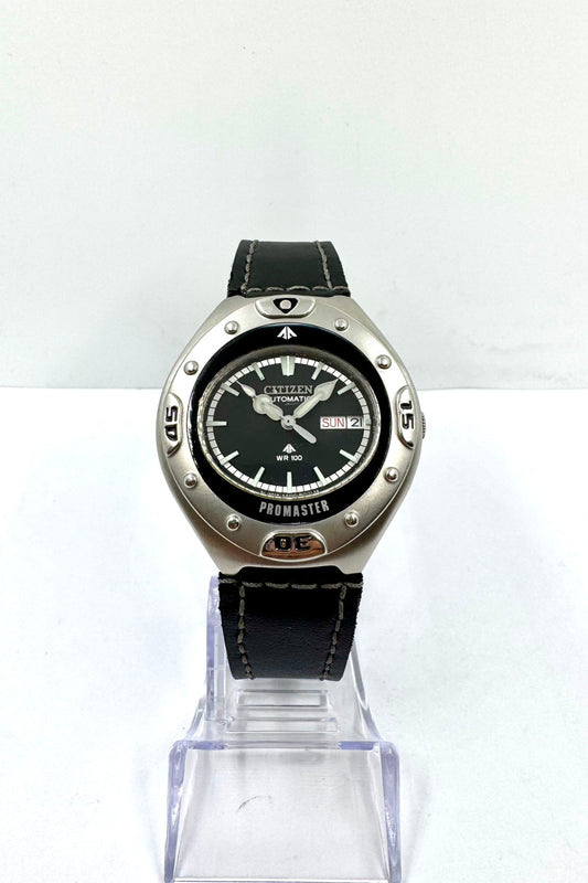 vista frontale orologio Citizen Promaster Day-Date Black