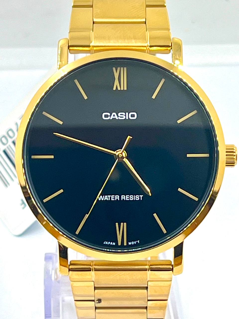 Casio MTP-VT01G-1B — Dettaglio quadrante nero, indici dorati e numeri romani