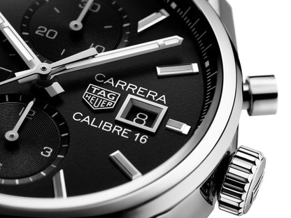 zoom quadrante nero su logo TAG Heuer Carrera Calibre 16 Cronografo