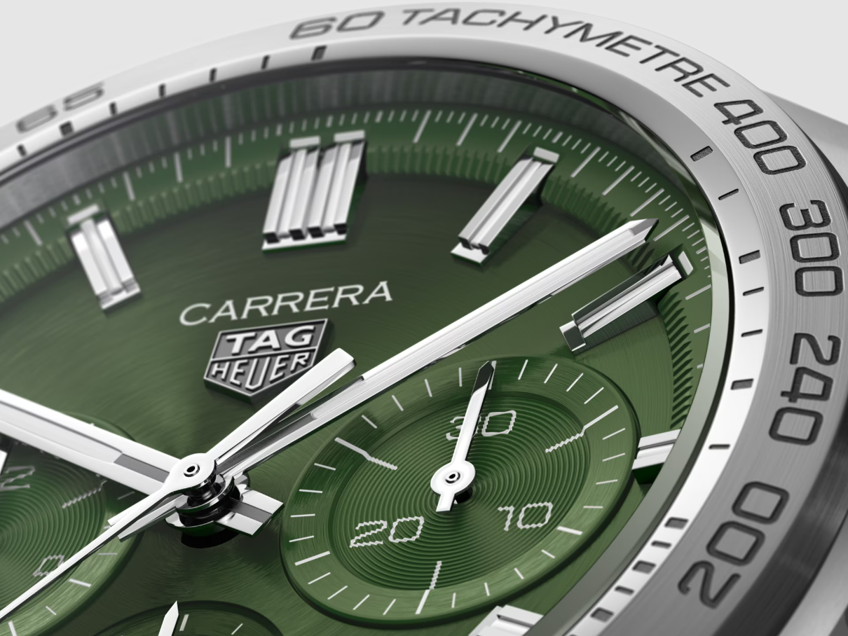 dettaglio logo su quadrante verde TAG Heuer Carrera Calibre Heuer 02