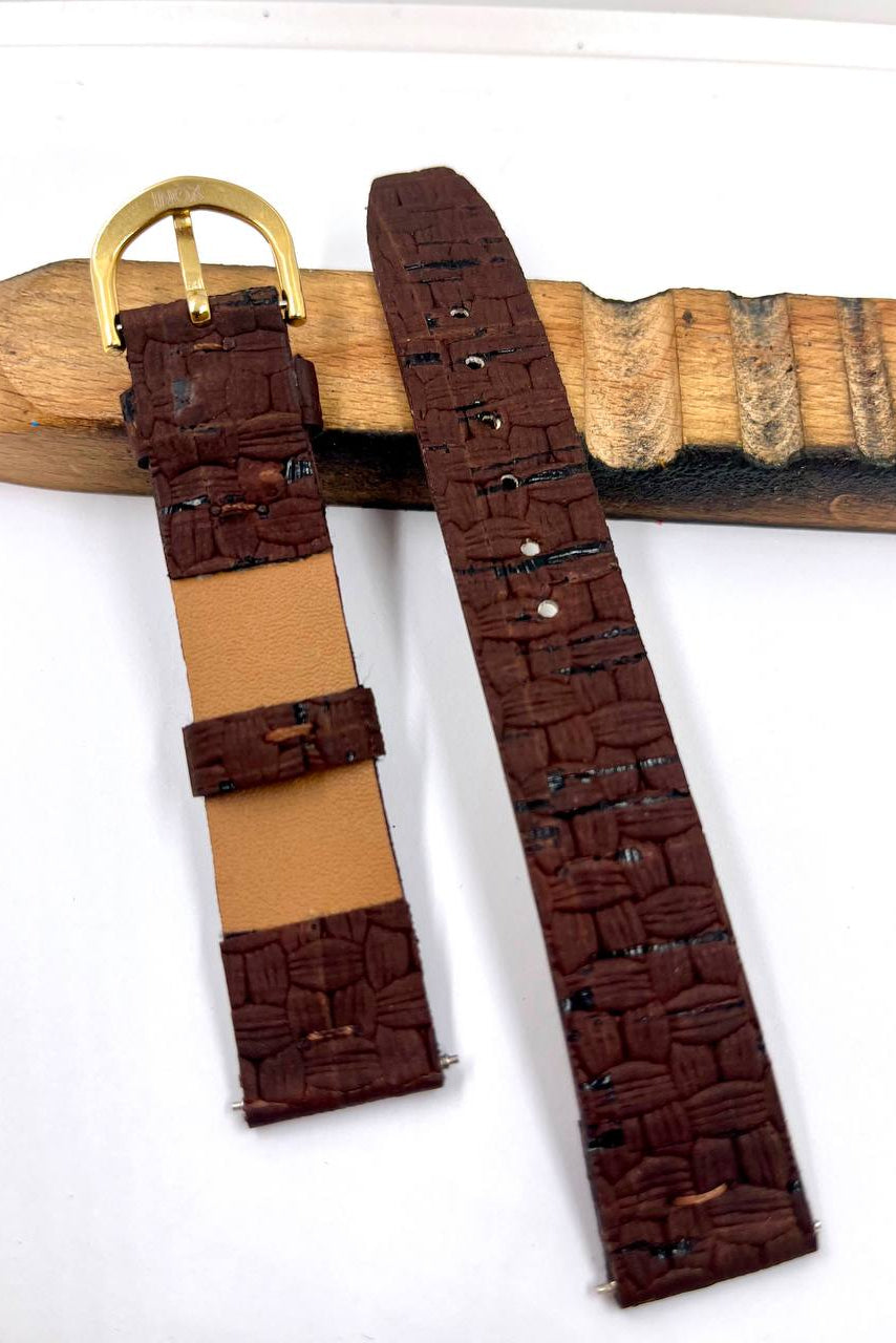Cinturino artigianale in sughero stile rattan — dettaglio texture e fibbia