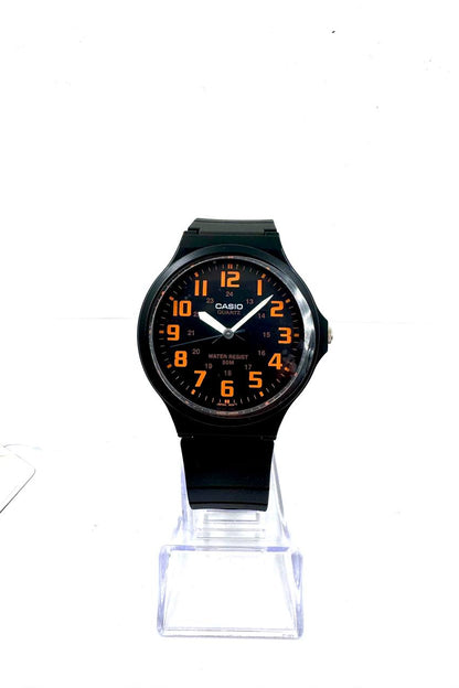 Casio MW-240-4BV — Vista frontale su espositore con tag e cartellino originale