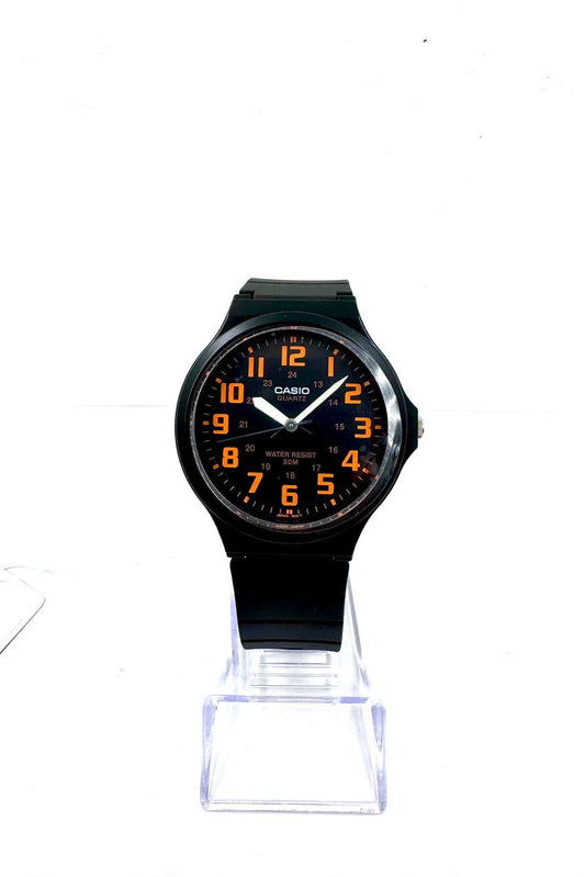 Casio MW-240-4BV — Vista frontale su espositore con tag e cartellino originale