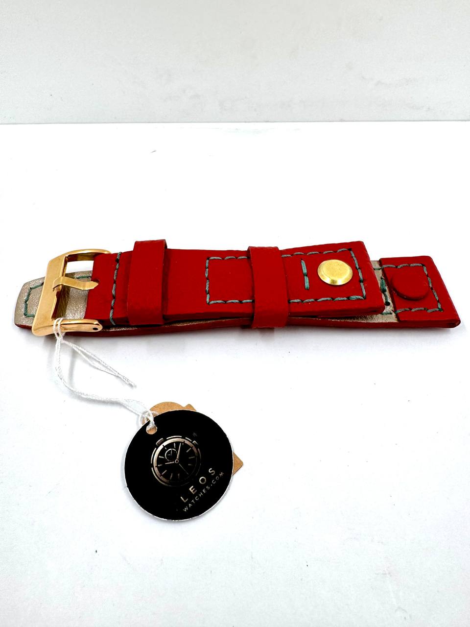 Cinturino Aviator 24mm Pelle Rossa — Vista dall'alto con borchie e fibbia ad ardiglione oro