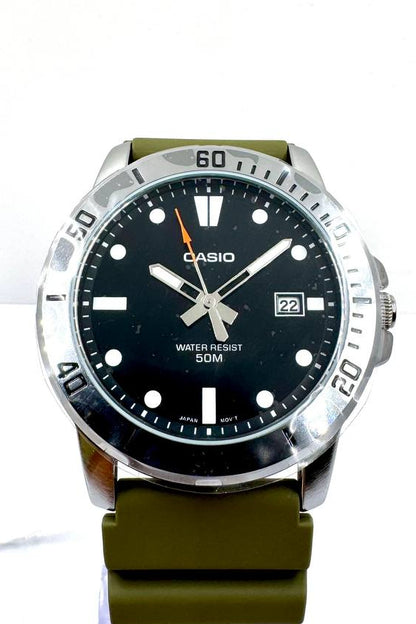 Casio MTP-VD01-3E — Vista frontale quadrante nero con lancetta arancione