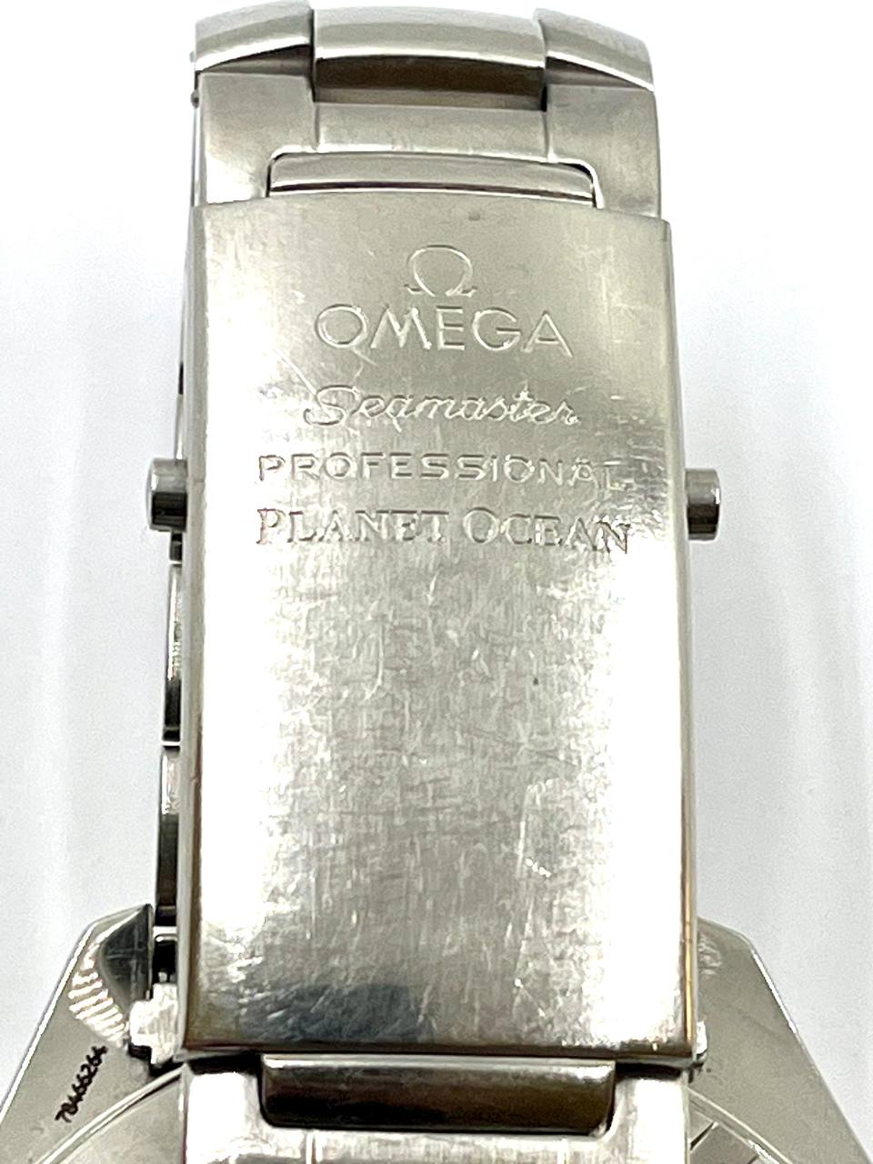 Omega Seamaster Planet Ocean 600M Chronograph 45.5 mm — Vista laterale bracciale in acciaio
