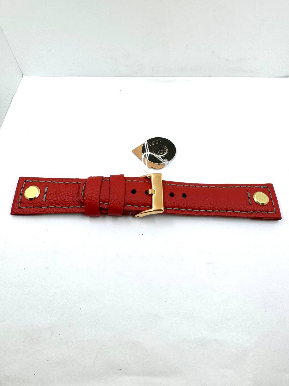 Cinturino Aviator 24mm Pelle Rossa — Vista laterale montato con cartellino LeosWatches