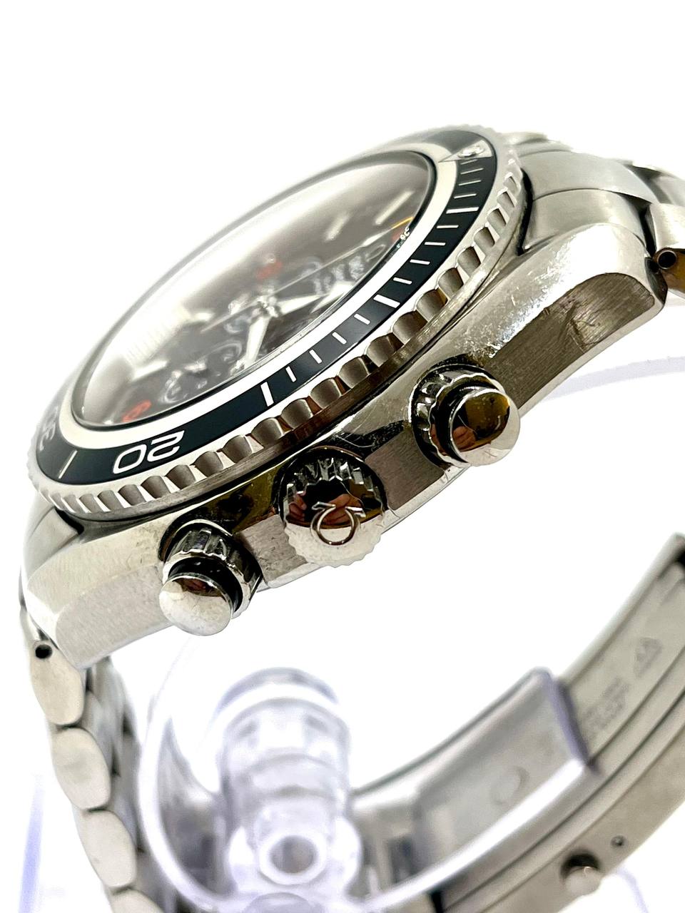Omega Seamaster Planet Ocean 600M Chronograph 45.5 mm — Vista laterale corona e pulsanti cronografici