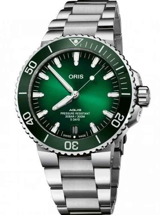 vista frontale ORIS Aquis Date Calibre 400 quadrante verde