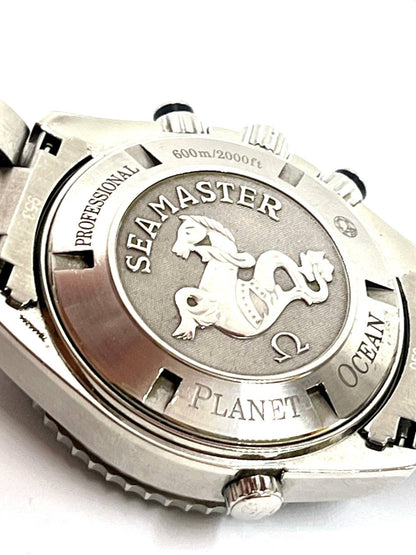 Omega Seamaster Planet Ocean 600M Chronograph 45.5 mm — Dettaglio fibbia logata Omega