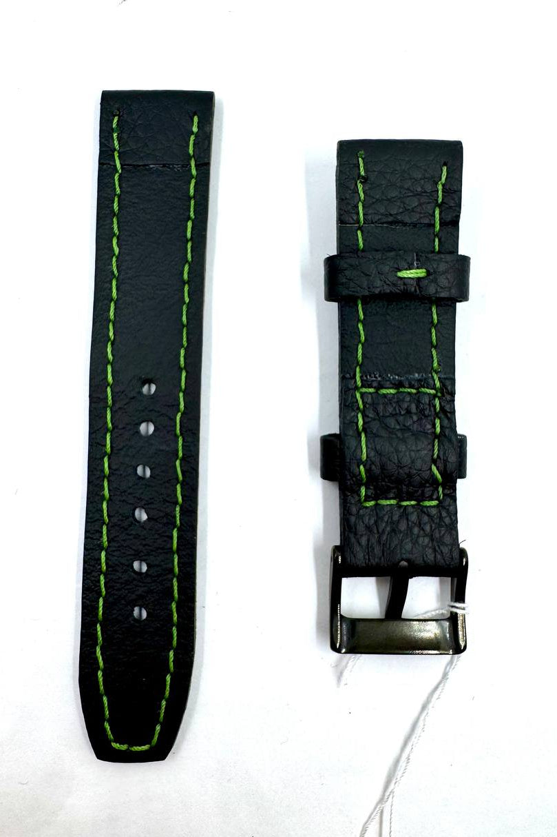 Cinturino Classic 22mm Pelle Nera Cuciture Verdi — Vista lato fibbia PVD nera