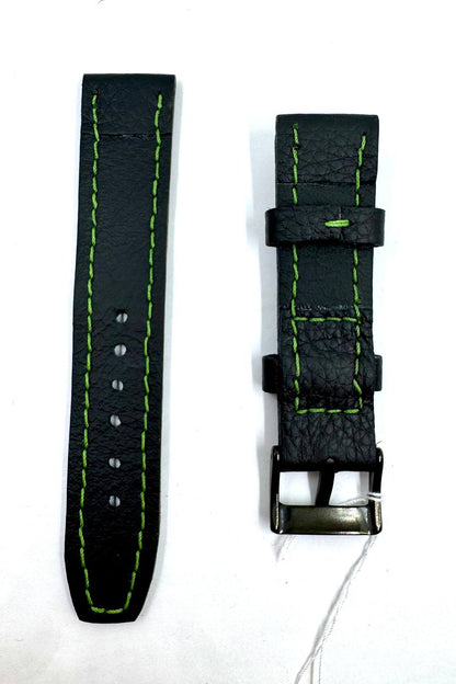 Cinturino Classic 22mm Pelle Nera Cuciture Verdi — Vista lato fibbia PVD nera