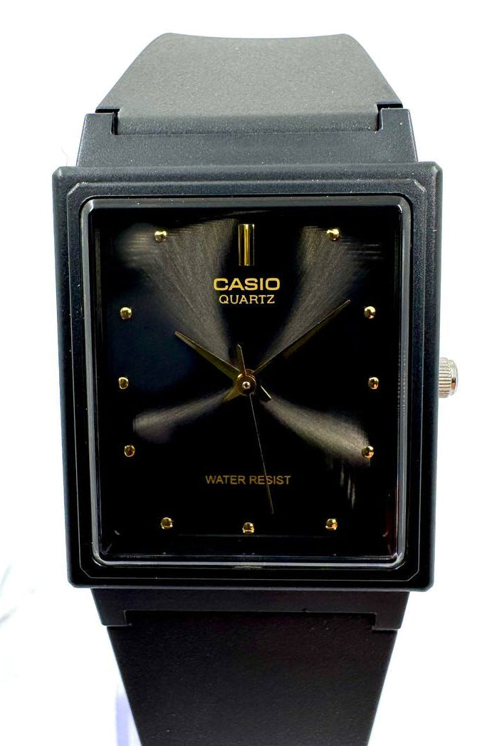 Casio MQ-38 — Vista frontale quadrante nero con lancette dorate