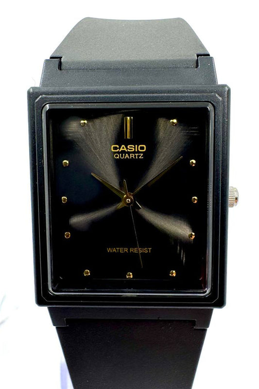 Casio MQ-38 — Vista frontale quadrante nero con lancette dorate
