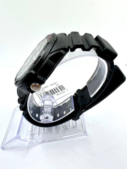 Casio MRW-200H — Vista laterale con corona
