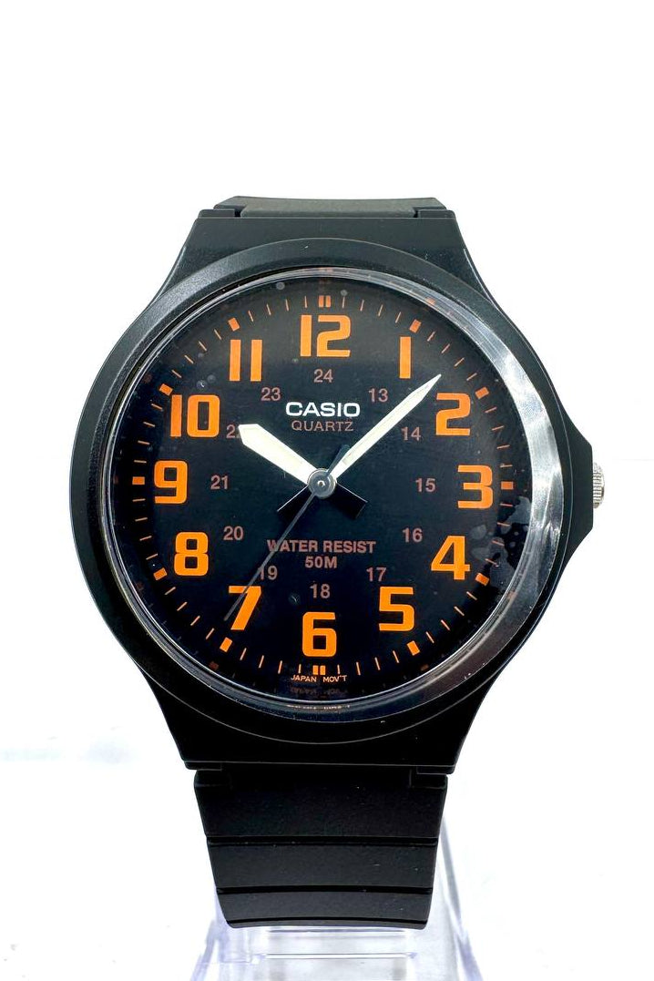 Casio MW-240-4BV — Vista frontale quadrante nero numeri arancioni lancette bianche cinturino resina nera