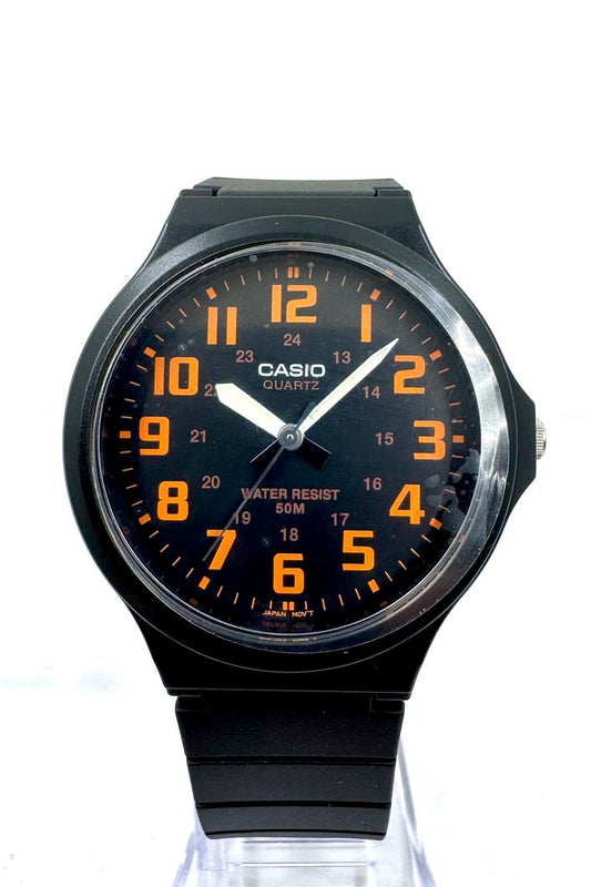 Casio MW-240-4BV — Vista frontale quadrante nero numeri arancioni lancette bianche cinturino resina nera