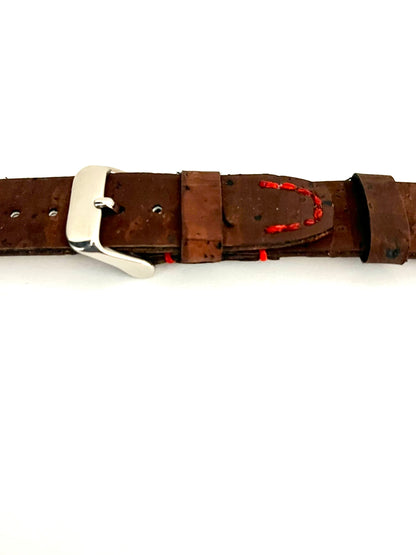 dettaglio chiusura fibbia Cinturino CASUAL in Sughero Marrone con Cuciture Rosse