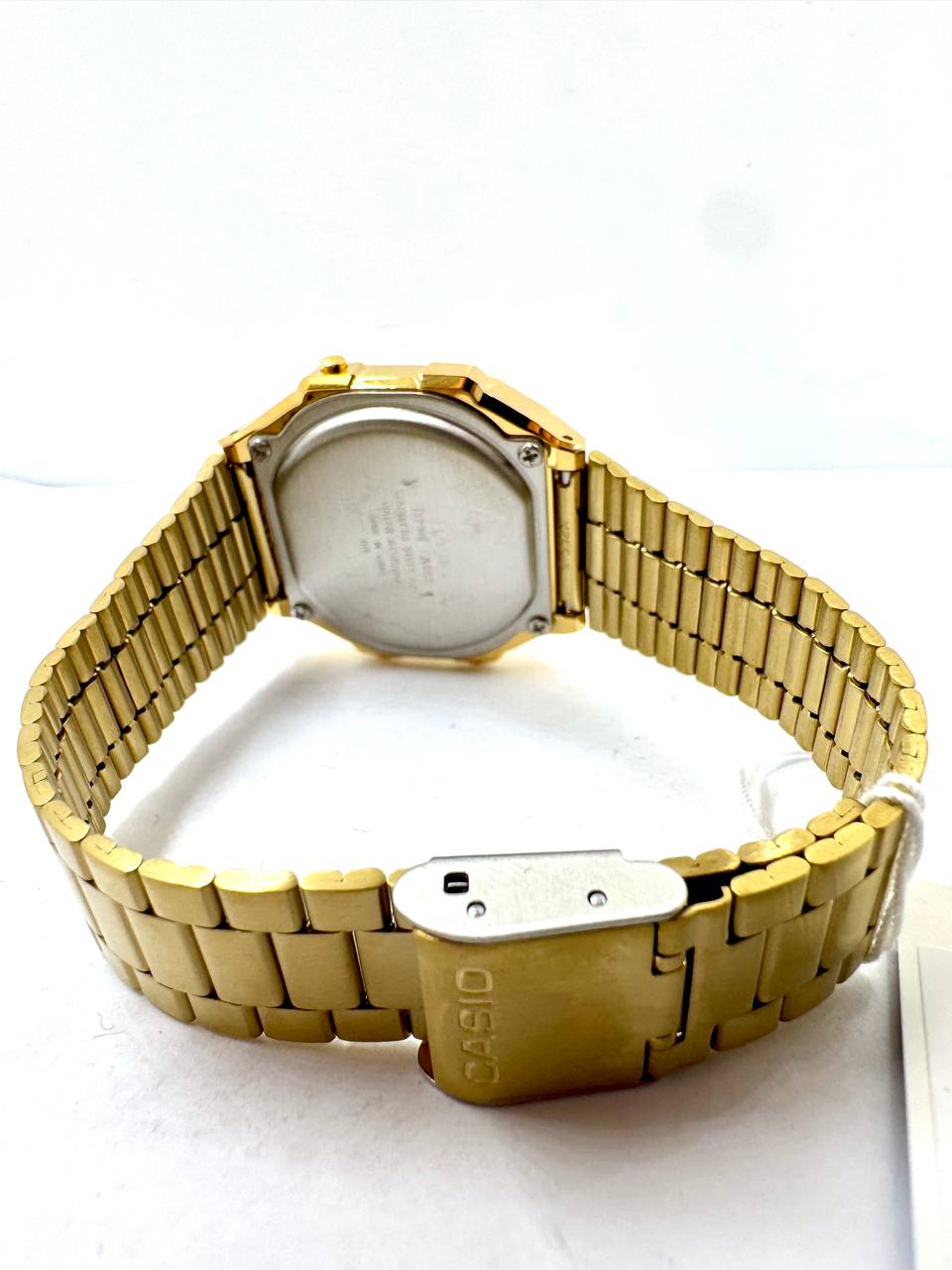 Casio A168WG-9 Vintage Gold — Vista posteriore fondello acciaio avvitato e chiusura deployant logata Casio