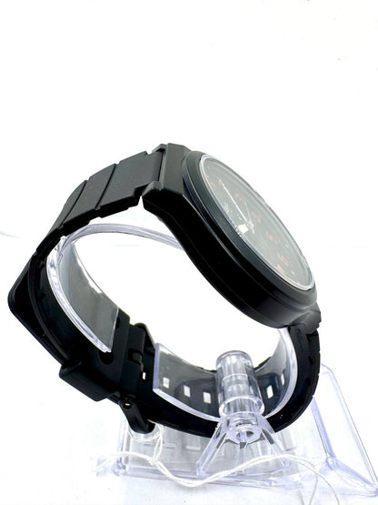 Casio MW-240-4BV — Vista laterale sinistra con cinturino in resina nera