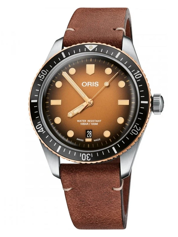 vista frontale Oris Divers Sixty-Five con Datario quadrante brown