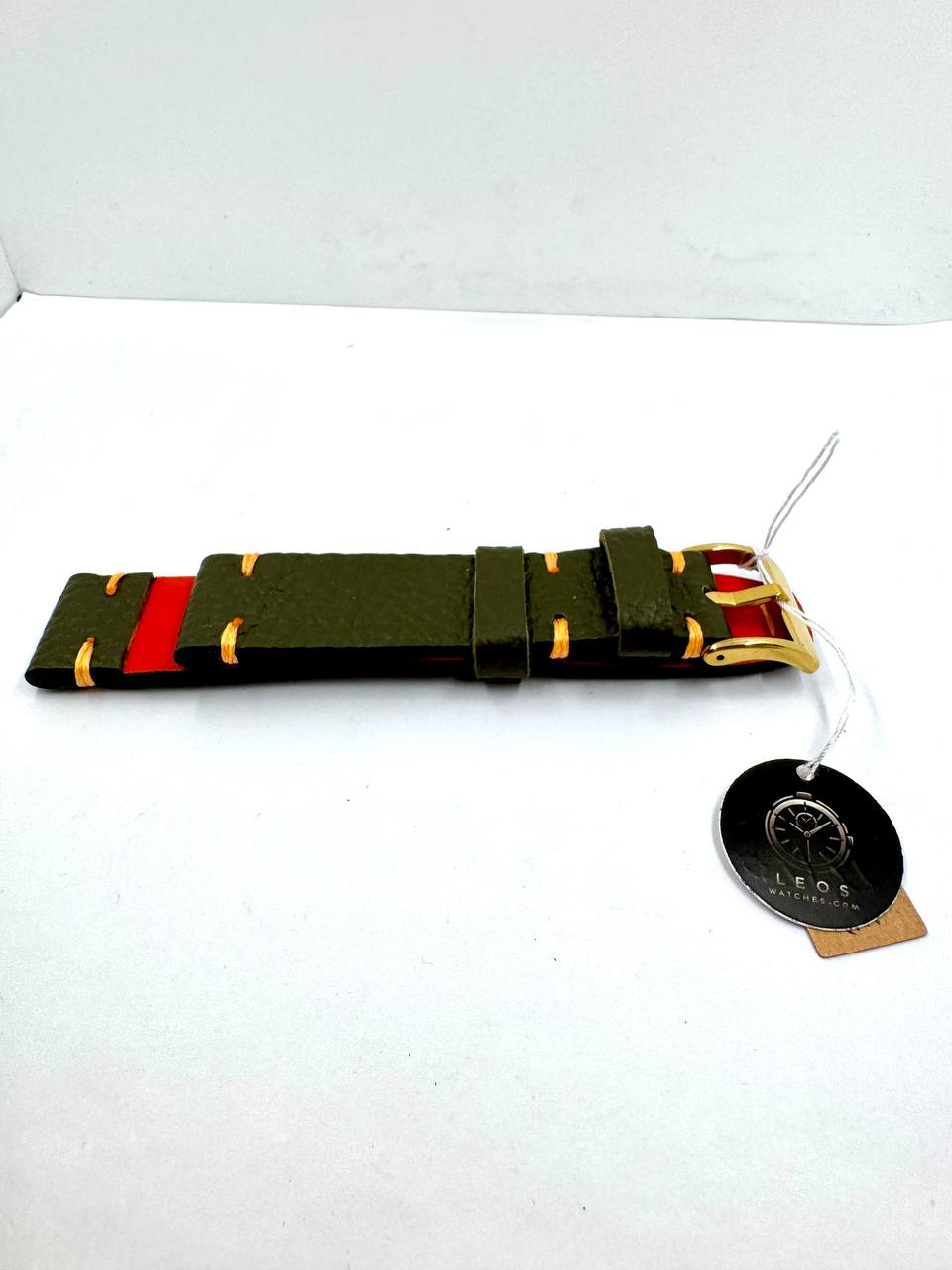 Cinturino Minimal 22mm Verde Militare — Vista laterale con fibbia ad ardiglione oro e cartellino LeosWatches